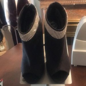 L Miller manmade black ankle boots 8 1/2m